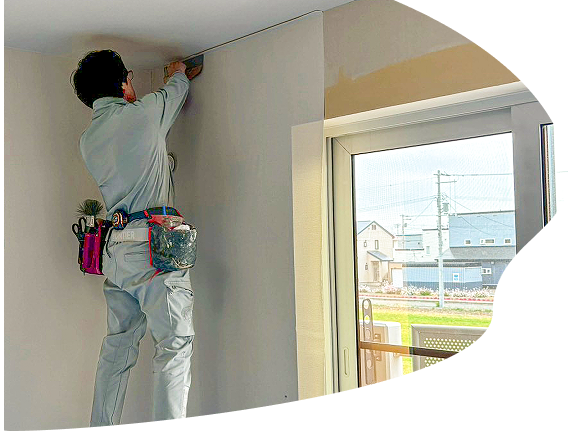 壁の内装工事を行う職人