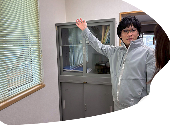 施工後の室内を案内するスタッフ