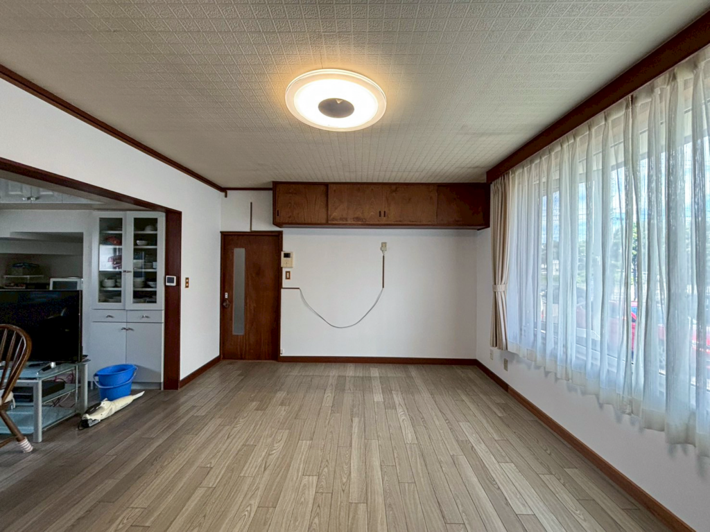 リビング 壁クロス貼り廊下 天/壁クロス貼り、建具リアテックシート貼り、ドアノブ交換